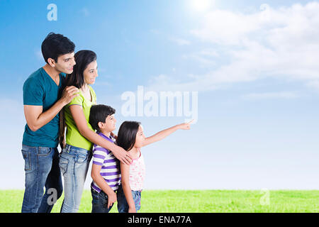 Les parents indiens et kids park montrant Banque D'Images