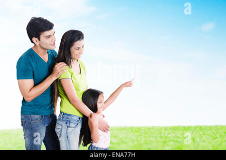 Les parents indiens et parc fille montrant Banque D'Images