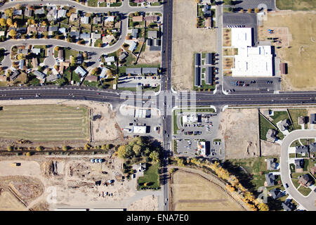 Une vue aérienne d'une huit voies dans un milieu de l'intersection ville de taille moyenne. Banque D'Images