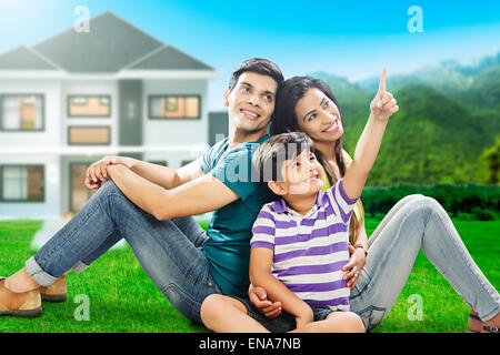 Les parents indiens et son parc montrant Banque D'Images