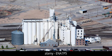 Vue aérienne des silos pour stocker le blé et autres céréales. Banque D'Images