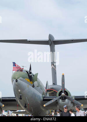 Le C-46 Tinker Belle aéronef cargo à l'avant, avec le C-17 Globemaster derrière à l'EAA Airventure Oshkosh, Airshow, Wisconsi Banque D'Images