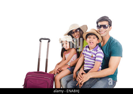 Les parents et les enfants indiens de l'aéroport d'attente Banque D'Images