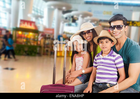 Les parents et les enfants indiens de l'aéroport d'attente Banque D'Images