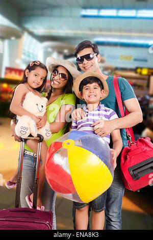 Les parents et les enfants indiens Voyage Aéroport Banque D'Images