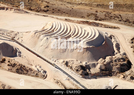 Une vue aérienne de la bande à une mine de phosphate à ciel ouvert Banque D'Images