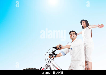 2 Couples mariés indiens Cycle Équitation Banque D'Images