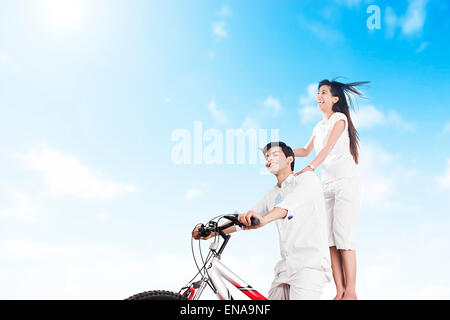 2 Couples mariés indiens Cycle Équitation Banque D'Images