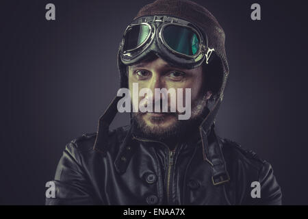 Habillé en pilote steampunk vintage en cuir style cap and goggles Banque D'Images