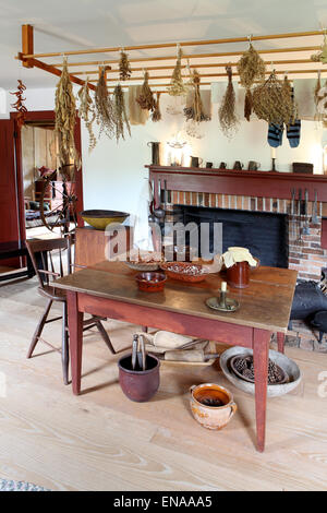 Une salle à manger et cheminée dans un style colonial primitive accueil reproduction.Cette maison est un musée, et rempli d'antiquités. Banque D'Images