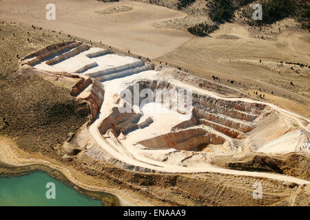 Une vue aérienne des niveaux et les niveaux d'excavation dans une mine de phosphate à ciel ouvert. Banque D'Images