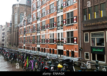 Prêt de vélos garés à côté d'un canal à Amsterdam Banque D'Images