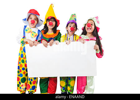 4 Les enfants indiens Costume Joker amis montrant Message Board Banque D'Images