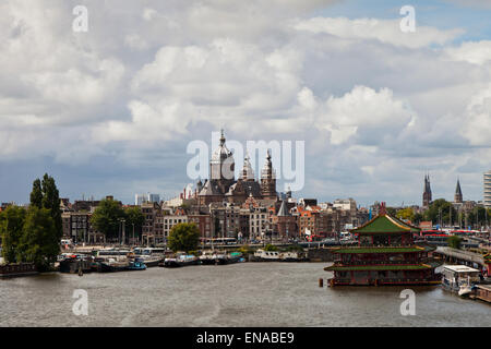 Voir l'ensemble vers l'Oosterdok Basiliek van de H. Nicolaas Amsterdam Banque D'Images