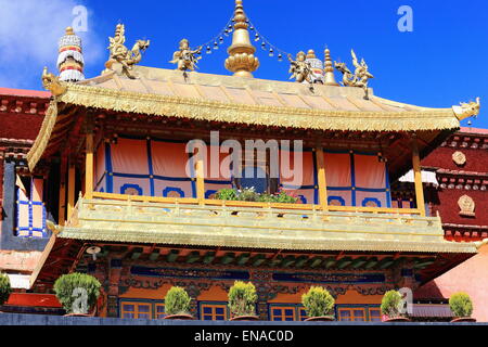 Les toits dorés et de décoration au sommet d'Oriel dans la cour de l'AD.642 m2 Jokhang-House fondée-25000 de Bouddha temple. Lhasa-Tbt Banque D'Images