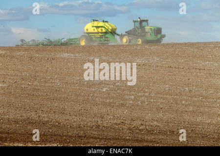 Machines agricoles dans le domaine de l'engrais en granules, et propager les semis de blé. Banque D'Images