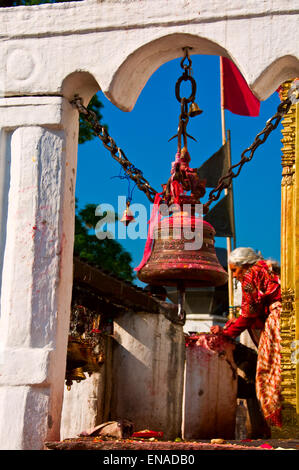 Prière au temple hindou dans les collines près de Pokhara Banque D'Images