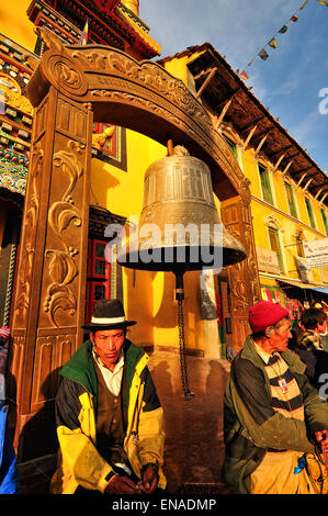 Une cloche se trouve en face de l'Boudha Stupa temple. Banque D'Images