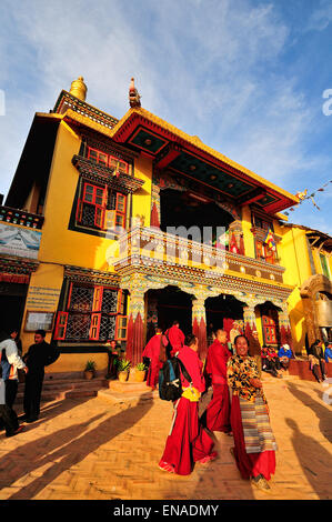 Dans serrounding temple coloré Boudha stupa salon Banque D'Images