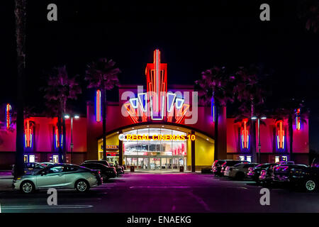 Un Regal Cinema à Modesto en Californie dans la nuit Banque D'Images