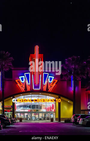 Un Regal Cinema à Modesto en Californie dans la nuit Banque D'Images