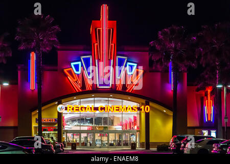 Un Regal Cinema à Modesto en Californie dans la nuit Banque D'Images