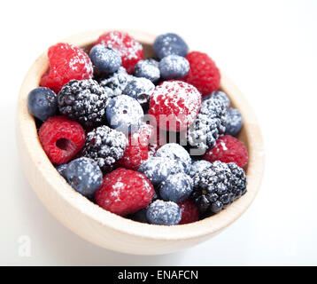 Un assortiment de petits fruits mélangés dans un bol isolated on white Banque D'Images