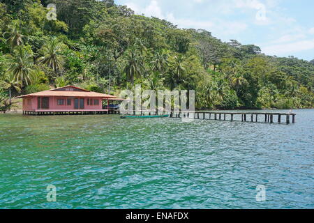 Maison tropicale avec dock sur la mer et la végétation tropicale luxuriante de la terre, côte caraïbe du Panama, Bocas del Toro Banque D'Images