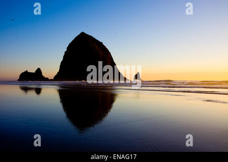 Coucher du soleil à Cannon Beach, Oregon Banque D'Images