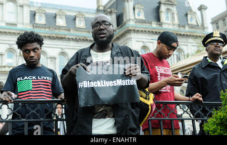 Baltimore, USA. Apr 30, 2015. Les protestataires prennent part à un rassemblement pour protester contre la mort de Freddy Gray devant l'Hôtel de ville de Baltimore, Maryland, États-Unis, le 30 avril 2015. Credit : Bao Dandan/Xinhua/Alamy Live News Banque D'Images