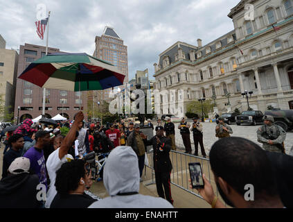 Baltimore, USA. Apr 30, 2015. Les protestataires prennent part à un rassemblement pour protester contre la mort de Freddy Gray devant l'Hôtel de ville de Baltimore, Maryland, États-Unis, le 30 avril 2015. Credit : Bao Dandan/Xinhua/Alamy Live News Banque D'Images