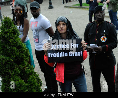 Baltimore, USA. Apr 30, 2015. Un protestataire prend part à un rassemblement pour protester contre la mort de Freddy Gray devant l'Hôtel de ville de Baltimore, Maryland, États-Unis, le 30 avril 2015. Credit : Bao Dandan/Xinhua/Alamy Live News Banque D'Images