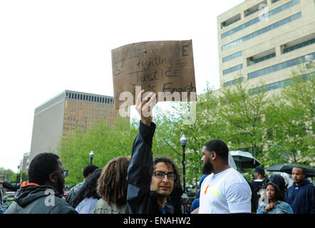 Baltimore, USA. Apr 30, 2015. Un protestataire prend part à un rassemblement pour protester contre la mort de Freddy Gray devant l'Hôtel de ville de Baltimore, Maryland, États-Unis, le 30 avril 2015. Credit : Bao Dandan/Xinhua/Alamy Live News Banque D'Images