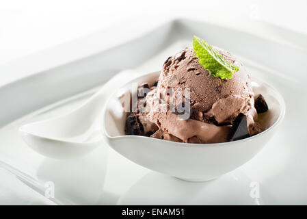 Glace au chocolat sur fond blanc Banque D'Images
