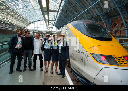 St Pancras Station, London, UK. 1er mai 2015. Premier service Eurostar s'écarte de la célèbre terminus de Londres ce matin à 07:19am sur une heure 27 minutes direct 06 voyage à grande vitesse sur Marseille Saint-Charles la côte méditerranéenne française via Lyon et Avignon, arrivant à 14:46pm. Nicolas Petrovic, directeur général d'Eurostar, pose avec le chef Raymond Blanc, Directeur culinaire d'Eurostar Business premier Eurostar en uniforme et de l'équipage. Credit : Malcolm Park editorial/Alamy Live News Banque D'Images