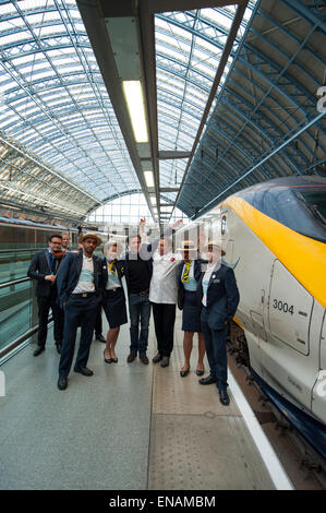 St Pancras Station, London, UK. 1er mai 2015. Premier service Eurostar s'écarte de la célèbre terminus de Londres ce matin à 07:19am sur une heure 27 minutes direct 06 voyage à grande vitesse sur Marseille Saint-Charles la côte méditerranéenne française via Lyon et Avignon, arrivant à 14:46pm. Nicolas Petrovic, directeur général d'Eurostar, pose avec le chef Raymond Blanc, Directeur culinaire d'Eurostar Business premier Eurostar en uniforme et de l'équipage. Credit : Malcolm Park editorial/Alamy Live News Banque D'Images