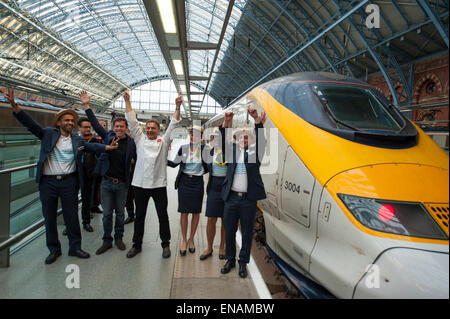 St Pancras Station, London, UK. 1er mai 2015. Premier service Eurostar s'écarte de la célèbre terminus de Londres ce matin à 07:19am sur une heure 27 minutes direct 06 voyage à grande vitesse sur Marseille Saint-Charles la côte méditerranéenne française via Lyon et Avignon, arrivant à 14:46pm. Nicolas Petrovic, directeur général d'Eurostar, pose avec le chef Raymond Blanc, Directeur culinaire d'Eurostar Business premier Eurostar en uniforme et de l'équipage. Credit : Malcolm Park editorial/Alamy Live News Banque D'Images