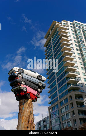 Installation d'art public intitulée Trans Am Totem à Vancouver, Colombie-Britannique, Canada. Cette sculpture joueuse a été réalisée par l'artiste de Vancouver Marcus Bowcott. Banque D'Images