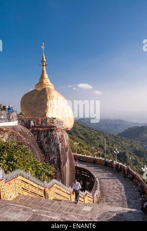 Le Golden Rock, Myanmar - 21 Février 2014 : Belle scène de la Pagode Kyaiktiyo au Golden Rock, perché en haut d'une falaise près de Banque D'Images