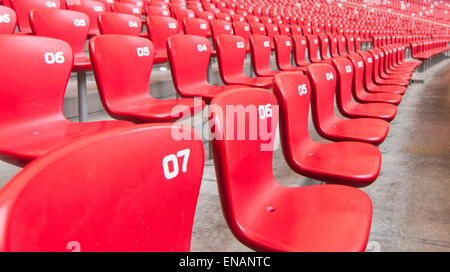 Escalier et rangée de sièges vides dans le stade. Banque D'Images