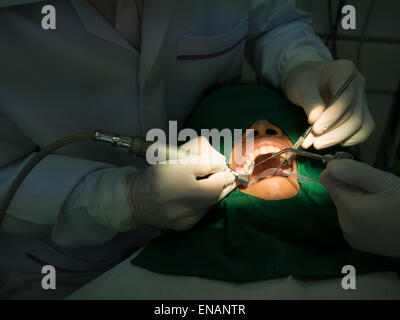 Patient de sexe féminin ayant ses dents examinées par des spécialistes et un dentiste de remplir ses dents Banque D'Images