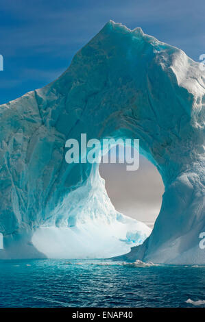 Arche naturelle taillée dans un iceberg, le son de l'Antarctique, Péninsule Antarctique Banque D'Images