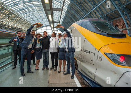 St Pancras Station, London, UK. 1er mai 2015. Premier service Eurostar s'écarte de la célèbre terminus de Londres ce matin à 07:19am sur une heure 27 minutes direct 06 voyage à grande vitesse sur Marseille Saint-Charles la côte méditerranéenne française via Lyon et Avignon, arrivant à 14:46pm. Nicolas Petrovic, directeur général d'Eurostar (au centre), pose avec le chef Raymond Blanc, Directeur culinaire d'Eurostar Business premier Eurostar en uniforme et de l'équipage. Credit : Malcolm Park editorial/Alamy Live News Banque D'Images