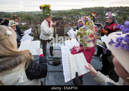 Hemel Hempstead, Royaume-Uni. 1er mai 2015. 24 mai madrigaux sont chantés par le Chœur de chambre de Chiltern, à l'aube, sur le toit de l'église St Pierre à Berkhamsted, Hertfordshire, Angleterre le 1 mai 2015. Le choeur est dirigé par Adrian Davis (en blanc smock). Un madrigal est forme de la musique de chambre vocale séculaire, chanté ici pour célébrer l'aube du premier mai. (Photo de David Levenson/Alamy Live News) Banque D'Images