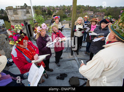 Hemel Hempstead, Royaume-Uni. 1er mai 2015. 24 mai madrigaux sont chantés par le Chœur de chambre de Chiltern, à l'aube, sur le toit de l'église St Pierre à Berkhamsted, Hertfordshire, Angleterre le 1 mai 2015. Le choeur est dirigé par Adrian Davis (en blanc smock). Un madrigal est forme de la musique de chambre vocale séculaire, chanté ici pour célébrer l'aube du premier mai. (Photo de David Levenson/Alamy Live News) Banque D'Images