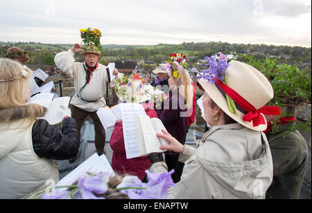 Hemel Hempstead, Royaume-Uni. 1er mai 2015. 24 mai madrigaux sont chantés par le Chœur de chambre de Chiltern, à l'aube, sur le toit de l'église St Pierre à Berkhamsted, Hertfordshire, Angleterre le 1 mai 2015. Le choeur est dirigé par Adrian Davis (en blanc smock). Un madrigal est forme de la musique de chambre vocale séculaire, chanté ici pour célébrer l'aube du premier mai. (Photo de David Levenson/Alamy Live News) Banque D'Images