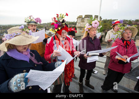 Hemel Hempstead, Royaume-Uni. 1er mai 2015. 24 mai madrigaux sont chantés par le Chœur de chambre de Chiltern, à l'aube, sur le toit de l'église St Pierre à Berkhamsted, Hertfordshire, Angleterre le 1 mai 2015. Le choeur est dirigé par Adrian Davis (en blanc smock). Un madrigal est forme de la musique de chambre vocale séculaire, chanté ici pour célébrer l'aube du premier mai. (Photo de David Levenson/Alamy Live News) Banque D'Images