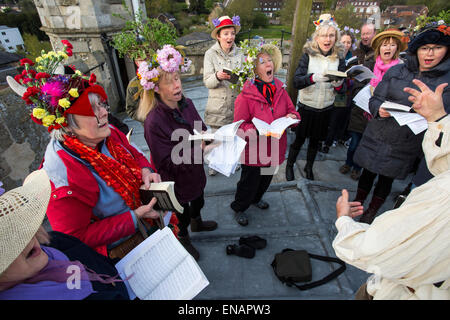 Hemel Hempstead, Royaume-Uni. 1er mai 2015. 24 mai madrigaux sont chantés par le Chœur de chambre de Chiltern, à l'aube, sur le toit de l'église St Pierre à Berkhamsted, Hertfordshire, Angleterre le 1 mai 2015. Le choeur est dirigé par Adrian Davis (en blanc smock). Un madrigal est forme de la musique de chambre vocale séculaire, chanté ici pour célébrer l'aube du premier mai. (Photo de David Levenson/Alamy Live News) Banque D'Images