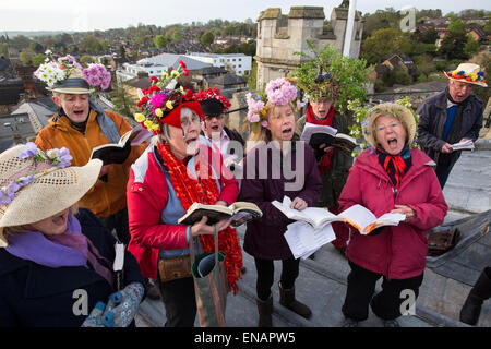 Hemel Hempstead, Royaume-Uni. 1er mai 2015. 24 mai madrigaux sont chantés par le Chœur de chambre de Chiltern, à l'aube, sur le toit de l'église St Pierre à Berkhamsted, Hertfordshire, Angleterre le 1 mai 2015. Le choeur est dirigé par Adrian Davis (en blanc smock). Un madrigal est forme de la musique de chambre vocale séculaire, chanté ici pour célébrer l'aube du premier mai. (Photo de David Levenson/Alamy Live News) Banque D'Images