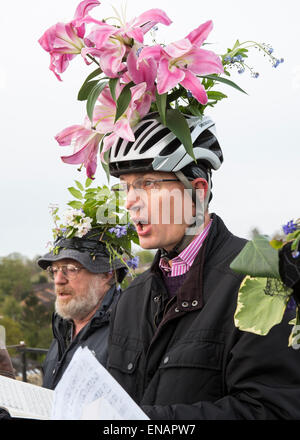 Hemel Hempstead, Royaume-Uni. 1er mai 2015. 24 mai madrigaux sont chantés par le Chœur de chambre de Chiltern, à l'aube, sur le toit de l'église St Pierre à Berkhamsted, Hertfordshire, Angleterre le 1 mai 2015. Le choeur est dirigé par Adrian Davis (en blanc smock). Un madrigal est forme de la musique de chambre vocale séculaire, chanté ici pour célébrer l'aube du premier mai. (Photo de David Levenson/Alamy Live News) Banque D'Images